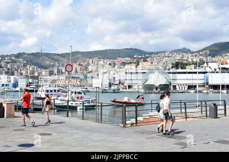 GÊNES, ITALIE - 15 AOÛT 2022: Vue du vieux port (Porto Antico) de Gênes. Banque D'Images