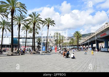 GÊNES, ITALIE - 15 AOÛT 2022: Voir un espace public dans le vieux port de Gênes (Porto Antico). Banque D'Images