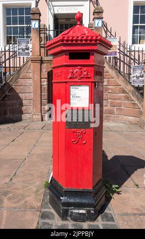 Replica Victorian pilier box dans Carlisle Market Square, Cumbria, Angleterre, Royaume-Uni Banque D'Images