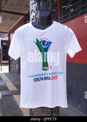 Alajuela, Costa Rica. 13th août 2022. Alajuela, Costa Rica, 13 août 2022: Costa Rica U20 maillot officiel dans un magasin à l'extérieur du stade pendant la coupe du monde FIFA U20 Womens Costa Rica 2022 match de football entre l'Allemagne et la Nouvelle-Zélande à Morera Soto à Alajuela, Costa Rica. (Daniela Porcelli/SPP) crédit: SPP Sport presse photo. /Alamy Live News Banque D'Images