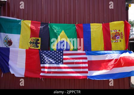 Alajuela, Costa Rica. 13th août 2022. Alajuela, Costa Rica, 13 août 2022: Drapeaux dans un magasin à l'extérieur du stade pendant le match de football FIFA U20 de la coupe du monde des femmes Costa Rica 2022 entre l'Allemagne et la Nouvelle-Zélande à Morera Soto à Alajuela, Costa Rica. (Daniela Porcelli/SPP) crédit: SPP Sport presse photo. /Alamy Live News Banque D'Images