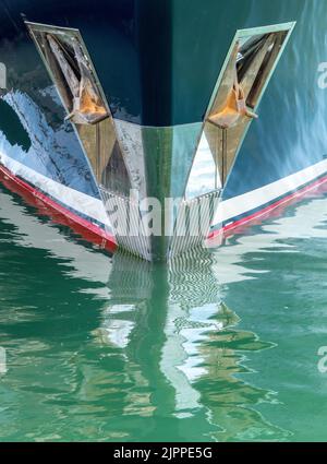 les arcs et le logement d'ancrage sur un yacht moderne élégant, arc de yacht supérieur reflété dans la mer, les boîtiers d'ancrage chromés, les ancrages doubles sur un yacht élégant. Banque D'Images