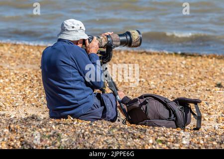 photographe utilisant un téléobjectif long prenant des photos de yachts pendant la régate annuelle de la semaine des cowes sur l'île de wight royaume-uni, photographe utilisant un objectif Banque D'Images