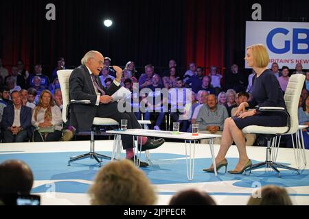 Liz Truss lors d'un événement de hustings au centre de congrès de Manchester à Manchester, dans le cadre de la campagne pour être le chef du Parti conservateur et le prochain Premier ministre. Date de la photo: Vendredi 19 août 2022. Banque D'Images