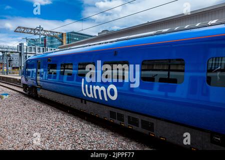 Train LUMO à la gare de London Kings Cross. LUMO est un opérateur à accès ouvert appartenant à FirstGroup. Le siège de LUMO est à Newcastle-upon-Tyne. Lancé 2021. Banque D'Images