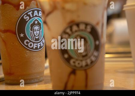 Moscou, Russie. 19th août 2022. Des verres avec boissons sont exposés dans un café-restaurant Stars Coffee récemment ouvert dans un ancien point de vente Starbucks de Novy Arbat Street, dans le centre de Moscou, en Russie Banque D'Images