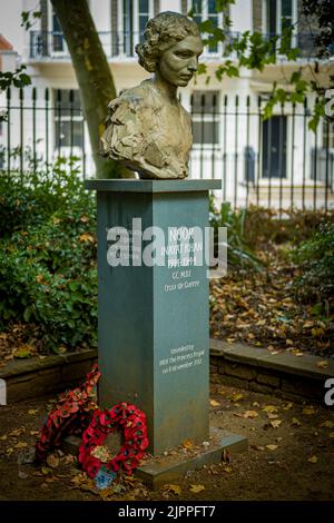 Statue du mémorial Noor Inayat Khan à Gordon Square Bloomsbury Londres. L'agent SOE Noor Inayat Khan 1914-1944 a reçu la Croix de George et la Croix de guerre Banque D'Images