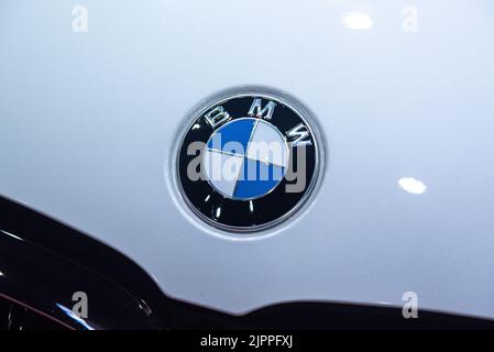 Bangkok, Thaïlande. 19th août 2022. Le logo BMW vu sur une BMW iX3 M Sport lors de l'événement. Thaïlande Big Motor sale 2022, organisé du 19 au 28 août 2022 à BITEC Bangna à Bangkok, présentant 17 marques automobiles et 4 marques de motos, ainsi que des véhicules électriques, pour dynamiser les ventes globales au troisième trimestre de l'année. Crédit : SOPA Images Limited/Alamy Live News Banque D'Images