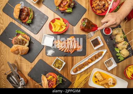 Ensemble de tapas espagnols, hamburgers variés, viande grillée, croquettes et en-cas tempura Banque D'Images
