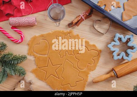 Pâtisserie de Noël, pâte de pain d'épice avec différentes formes découpées, flocons de neige, étoile, arbre, vue de dessus. Banque D'Images