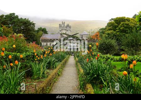 Château et jardins de Glenveagh dans le parc national de Glenveagh, comté de Donegal, Irlande. Banque D'Images