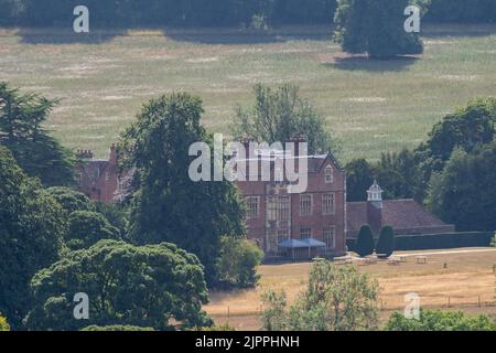 Près d'Ellesborough, Aylesbury, Buckinghamshire. ROYAUME-UNI. 19th août 2022. Tables et chaises dans le jardin de la résidence de campagne du Premier ministre, Chequers. Au Royaume-Uni, le Premier ministre Boris Johnson serait maintenant resté à Chequers plutôt qu’au 10 Duwing Street. Le nom du nouveau Premier ministre sera annoncé le lundi 5th septembre 2022 à la suite de la démission de Boris Johnson. Crédit : Maureen McLean/Alay Live News Banque D'Images
