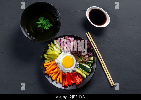 Gros plan sur un plat coréen, avec une variété de hors-d'œuvre avec des légumes et des œufs. Alimentation. Pibimpap. Vue de dessus. Plaque ronde. Banque D'Images