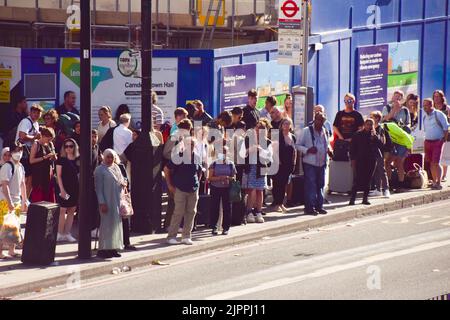 Londres, Royaume-Uni. 19th août 2022. Les voyageurs attendent des bus en face de la gare de St Pancras, une grève des stations de métro qui frappe la capitale. Les travailleurs du RMT (Syndicat des chemins de fer, des Maritimes et des Transports) du métro de Londres ont organisé une sortie sur les salaires et les pensions. Crédit : SOPA Images Limited/Alamy Live News Banque D'Images