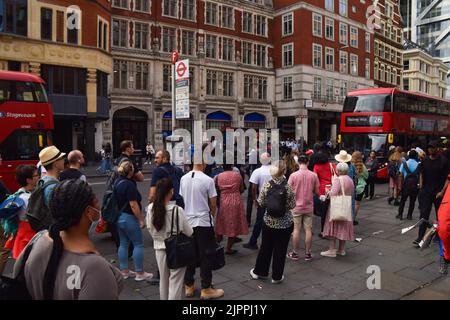 Londres, Royaume-Uni. 19th août 2022. Les navetteurs attendent les bus devant la gare de Liverpool Street Station alors qu'une grève de métro frappe la capitale. Les travailleurs du RMT (Syndicat des chemins de fer, des Maritimes et des Transports) du métro de Londres ont organisé une sortie sur les salaires et les pensions. Crédit : SOPA Images Limited/Alamy Live News Banque D'Images