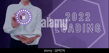 Signe d'écriture à la main 2022 chargement, photo conceptuelle Publicité l'année à venir prévision de l'événement future Dame en costume tenant le stylo symbolisant la suce Banque D'Images