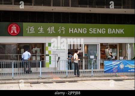 Hong Kong, Chine. 19th août 2022. Marchez en passant devant la succursale de Hang Seng Bank à Hong Kong. (Credit image: © Budrul Chukrut/SOPA Images via ZUMA Press Wire) Banque D'Images