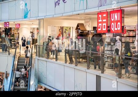 Hong Kong, Chine. 19th août 2022. Les acheteurs sont vus dans le magasin Uniqlo de la marque japonaise de vêtements à Hong Kong. (Credit image: © Budrul Chukrut/SOPA Images via ZUMA Press Wire) Banque D'Images