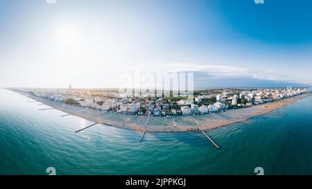 Lido di Jesolo, Italie. Vue aérienne d'en haut à la célèbre ligne de côte et destination touristique de vacances. Banque D'Images