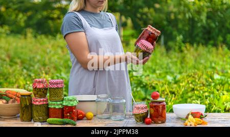 Une femme conserve les légumes en pots. Mise au point sélective. Nourriture. Banque D'Images