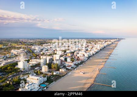 Lido di Jesolo, Italie. Vue aérienne d'en haut à la célèbre ligne de côte et destination touristique de vacances. Banque D'Images