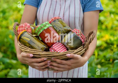 Une femme conserve les légumes en pots. Mise au point sélective. Nourriture. Banque D'Images