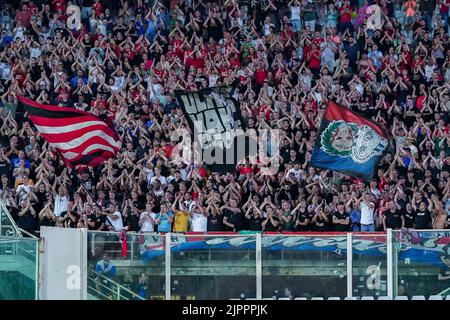 Florence, Italie. 18th août 2022. Les supporters du FC Twente lors du match de finale de la Ligue des conférences de l'UEFA entre l'ACF Fiorentina et le FC Twente au Stadio Artemio Franchi, Florence, Italie, le 18 août 2022. Credit: Giuseppe Maffia/Alay Live News Banque D'Images