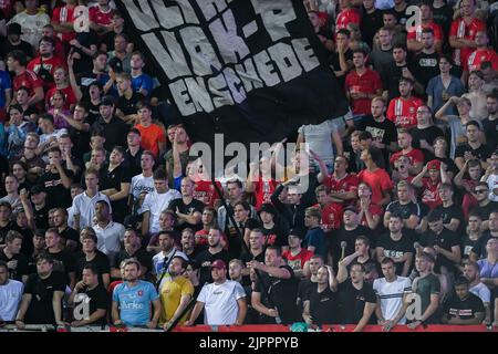 Florence, Italie. 18th août 2022. Les supporters du FC Twente lors du match de finale de la Ligue des conférences de l'UEFA entre l'ACF Fiorentina et le FC Twente au Stadio Artemio Franchi, Florence, Italie, le 18 août 2022. Credit: Giuseppe Maffia/Alay Live News Banque D'Images