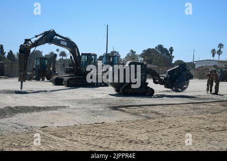 PORT HUENEME, Californie (août 8, 2022) les Seabees, affectés au NMCB (NMCB) 18, utilisent une pelle hydraulique et une sorcière de fossé pour effectuer des réparations pour une opération de réparation des dommages sur les champs aériens pendant l'exercice d'entraînement sur le terrain (FTX) du NMCB 18. Le FTX est conçu pour analyser la capacité de construction d’un bataillon, la logistique expéditionnaire et les opérations de combat afin de soutenir les opérations de combat majeures, les interventions en cas de catastrophe et l’aide humanitaire. (É.-U. Navy photo by Mass communication Specialist 1st Class Emily M. M. Reiner/Released) Banque D'Images