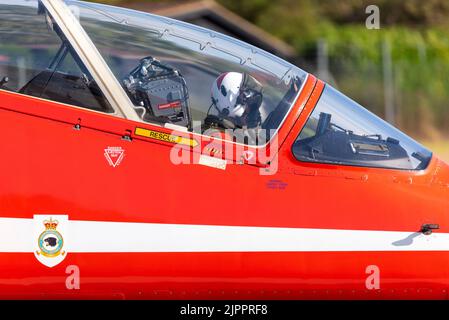 Royal Air Force Red Arrows affiche l'avion à réaction de l'équipe BAe Hawk T.1 après l'atterrissage à l'aéroport Southend de Londres pour le week-end des spectacles aériens. Pilote dans le cockpit Banque D'Images