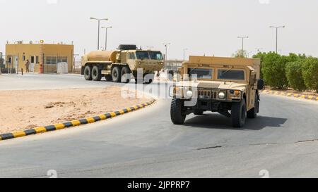 Un convoi de Marines américains affecté au combat Logistics Regiment 1, 1st Marine Logistics Group, et des soldats américains affectés au 1st Theatre Suprment Command, arrive à la base aérienne de Prince Sultan, Royaume d'Arabie Saoudite, le 16 août 2022, pendant l'exercice FURY INDIGÈNE 22. Dans son itération de 8th, NF 22 est un exercice biennal dirigé par MARCENT axé sur la démonstration du déchargement rapide et de l'intégration d'une Force maritime prépositionnée dans la zone de responsabilité du Commandement central des États-Unis à l'appui de la sécurité régionale, de la réponse aux crises et des opérations d'urgence. (É.-U. Photo de la Force aérienne par le sergent d'état-major. Le juge Noé Banque D'Images