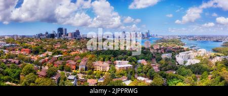 Panorama aérien de la Basse Côte-Nord dans la ville de Sydney autour du port vers l'horizon du centre-ville depuis les rues vertes du nord de Sydney. Banque D'Images