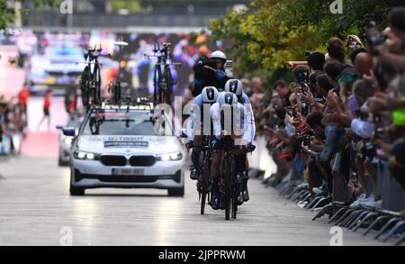 Les coureurs à pas rapide photographiés en action lors de la première étape de l'édition 2022 de la 'Vuelta a Espana', course de cyclisme Tour of Spain, un essai de 23,2km temps d'équipe à Utrecht, aux pays-Bas, vendredi 19 août 2022. BELGA PHOTO LUC CLAESSEN Banque D'Images