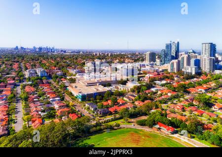 Banlieue résidentielle de Lower North Shore à Sydney - quartier des affaires de Chatswood et rues locales avec vue aérienne sur le quartier des affaires. Banque D'Images