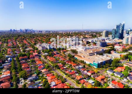 Vue aérienne du quartier des affaires moderne de Chatswood et du quartier des affaires de Sydney, au loin, par temps ensoleillé. Banque D'Images