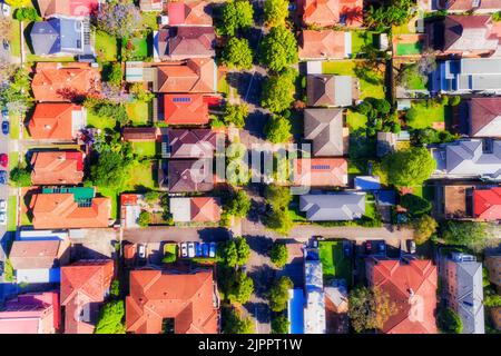 Rues résidentielles locales de la banlieue de Chatswood, sur la rive nord inférieure de Sydney - vue aérienne en haut vers le bas des toits rouges et des cours arrière. Banque D'Images