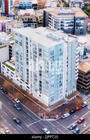 Banlieue résidentielle de North Sydney, en Basse-Côte-Nord, peuplée de Densily, autour de la nouvelle station de métro, vue aérienne en haut. Banque D'Images