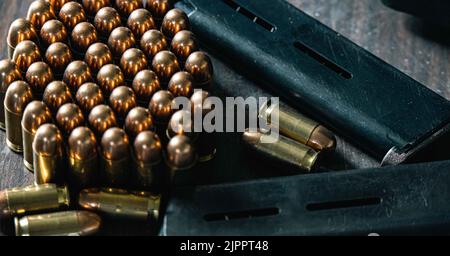 .45 des munitions automatiques de pistolet Colt sont exposées lors de l'entraînement de maintien d'armes multiples à Camp Hansen, Okinawa, Japon, le 11 août 2022. Les membres de l’équipe de réaction spéciale sont attachés au bureau du grand prévôt et sont spécialement formés et équipés pour réagir dans des scénarios comme un tireur actif, des prises d’otages et des sujets barricadés. (É.-U. Photo du corps marin par lance Cpl. Jonathan Beauchamp) Banque D'Images