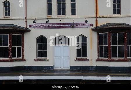 LA STATION DÉLABRÉE AVEC LE NOM LE PLUS LONG AU MONDE À LLANFAIRPWLGWYNGYLLGOGERYCHWYRNDROBWLLLLANTYSILIOGOGOGOCHCH, DANS LE NORD DU PAYS DE GALLES PIC MIKE WALKER, MIKE WALKER PHOTOS 2011 Banque D'Images