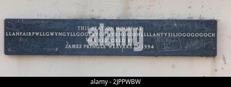DERNIÈRE RESTAURATION EN 1994 LA STATION DÉLABRÉE AVEC LE NOM LE PLUS LONG DU MONDE À LLANFAIRPWLLGWYNGYLLGOGERYCHWYRNDROBWLLLLANTYSILIOGOGOGOGOCHCH, DANS LE NORD DU PAYS DE GALLES PIC MIKE WALKER,2011 Banque D'Images