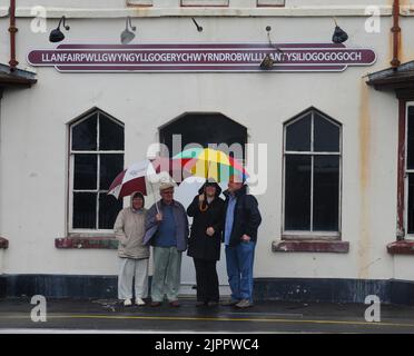 TOURISTES À LA STATION DÉLABRÉE AVEC LE NOM LE PLUS LONG DU MONDE À LLANFAIRPWLGWYNGYLLGOGERYCHWYRNDROBWLLLLANTYSILIOGOGOGOCH, DANS LE NORD DU PAYS DE GALLES PIC MIKE WALKER,2011 Banque D'Images