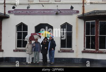 TOURISTES À LA STATION DÉLABRÉE AVEC LE NOM LE PLUS LONG DU MONDE À LLANFAIRPWLGWYNGYLLGOGERYCHWYRNDROBWLLLLANTYSILIOGOGOGOCH, DANS LE NORD DU PAYS DE GALLES PIC MIKE WALKER,2011 Banque D'Images