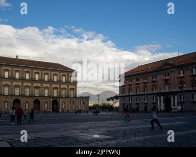 Piazza del Plebiscito avec le Mont Vésuve en arrière-plan, Naples Banque D'Images