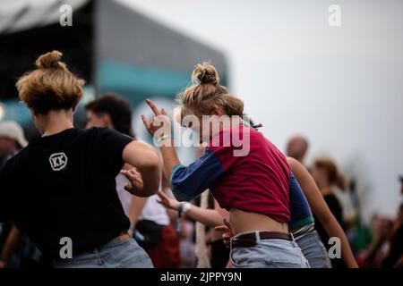 19 août 2022, Saxe, Großpösna: Les visiteurs célèbrent au début du festival Highfield. Le festival Highfield du lac Störmthal près de Leipzig a bien commencé du point de vue des organisateurs. Environ 35 000 billets pour l'événement musical de trois jours ont été vendus à l'avance. Photo: Alexander Prautzsch/dpa-Zentralbild/dpa Banque D'Images