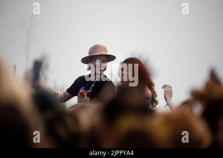 19 août 2022, Saxe, Großpösna: Les visiteurs célèbrent en face de la scène au début du festival Highfield. Le festival Highfield du lac Störmthal près de Leipzig a bien commencé du point de vue des organisateurs. Environ 35 000 billets pour l'événement musical de trois jours ont été vendus à l'avance. Photo: Alexander Prautzsch/dpa-Zentralbild/dpa Banque D'Images