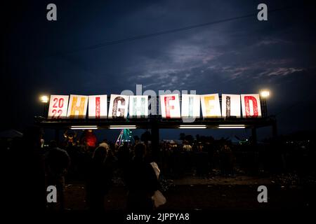 19 août 2022, Saxe, Großpösna: Les visiteurs entrent dans le domaine du festival au début du festival Highfield. Le festival Highfield du lac Störmthal près de Leipzig a bien commencé du point de vue des organisateurs. Environ 35 000 billets pour l'événement musical de trois jours ont été vendus à l'avance. Photo: Alexander Prautzsch/dpa-Zentralbild/dpa Banque D'Images