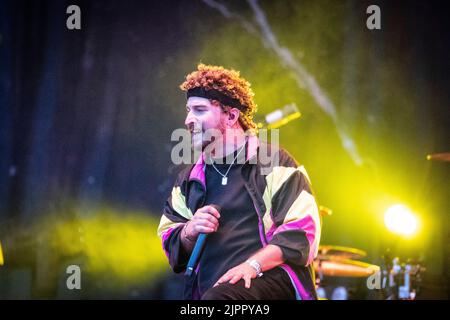 19 août 2022, Saxe, Großpösna: Le chanteur Nico Sallach du groupe de métal eletric Callboy regarde la foule au festival Highfield. Le festival Highfield du lac Störmthal près de Leipzig a bien commencé du point de vue des organisateurs. Environ 35 000 billets ont été vendus à l'avance pour l'événement musical de trois jours. Photo: Alexander Prautzsch/dpa-Zentralbild/dpa Banque D'Images