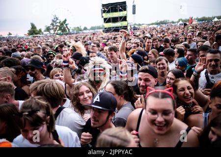 19 août 2022, Saxe, Großpösna: Les visiteurs célèbrent en face de la scène au début du festival Highfield. Le festival Highfield du lac Störmthal près de Leipzig a bien commencé du point de vue des organisateurs. Environ 35 000 billets pour l'événement musical de trois jours ont été vendus à l'avance. Photo: Alexander Prautzsch/dpa-Zentralbild/dpa Banque D'Images