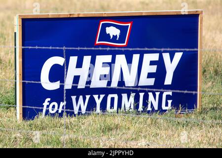 2022 le Congrès du Wyoming signe de campagne pour la réélection de Liz Cheney à la Chambre des représentants des États-Unis derrière une clôture barbelée Banque D'Images