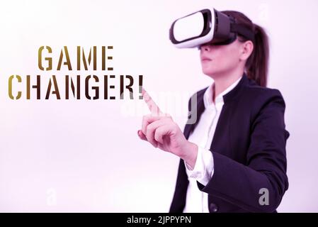 Affiche affichant Game changer, mot écrit sur les données sportives Scorekeeper Gamestreams Live scores équipe Admins femme portant des lunettes VR et pointant sur Imp Banque D'Images